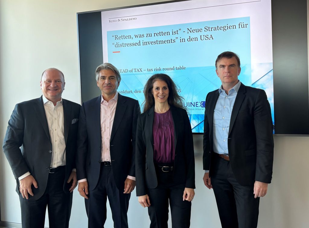 "Rettungseinsatz" für notleidende Kredite über den Dächern von Frankfurt (v.l.n.r): Dr. Axel Schilder und Dr. Sebastian Kaufmann (beide King & Spalding), Martina Sradj (! AHEAD), Christoph Kubicki (Acquinex)